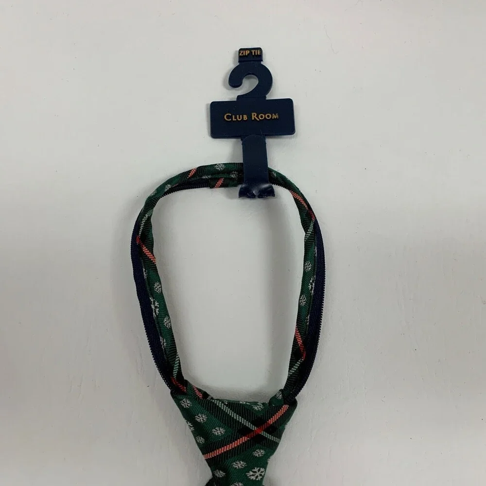 Club Room Boys Zip Tie Green Red White Snowflakes 100% Imported Silk 14